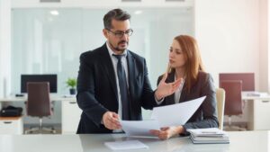 Advogado explicando a desvinculação fiscal para aposentado, em escritório moderno, com foco em segurança financeira no exterior.